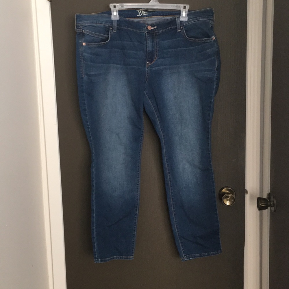 Old Navy. Diva Straight leg jeans